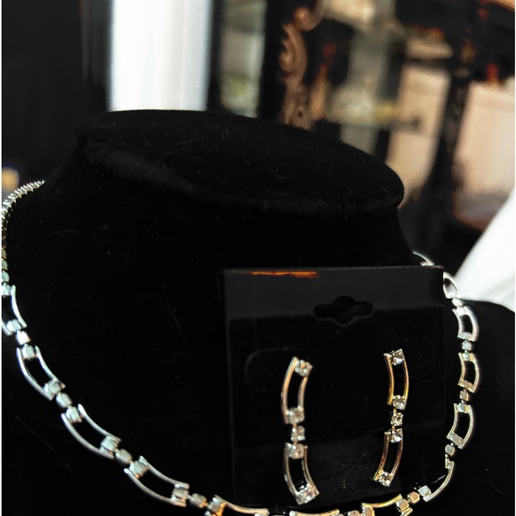 2 PIECE SILVER CHAIN LINKED NECKLACE W  MATCHING EARRINGS- RHINESTONE ACCENTS - Picture 8 of 8